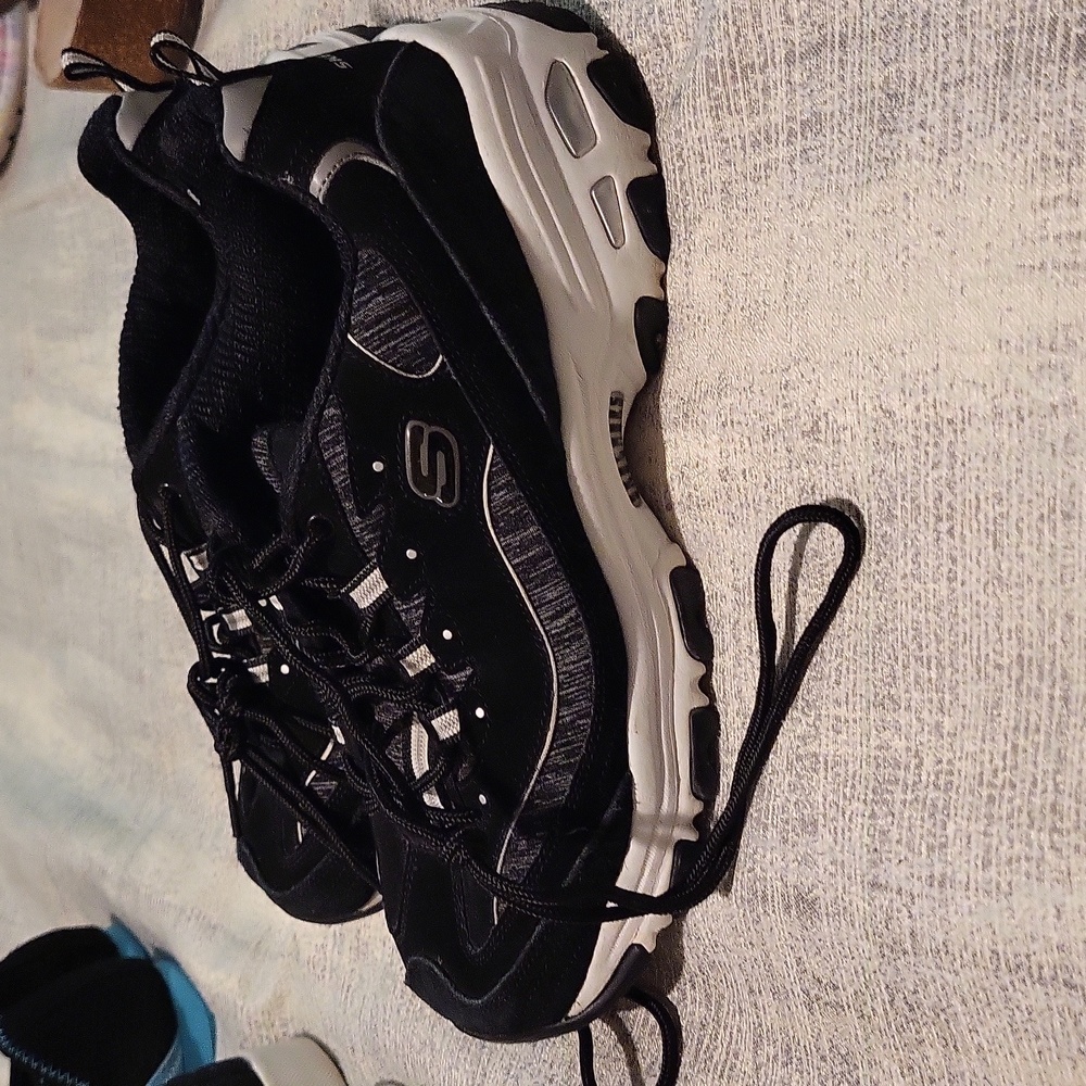 Tennis shoes